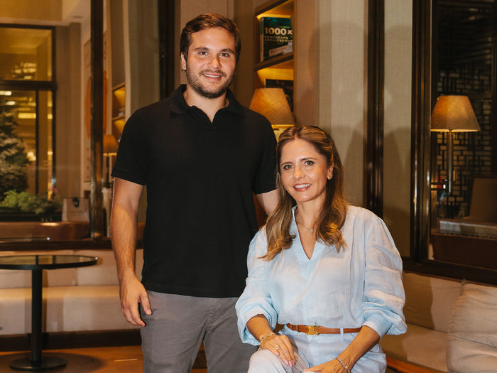 Flavia Nasser, fundadora da marca, ao lado de um membro da equipe