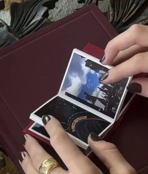 Mãos abrindo um álbum de bolso