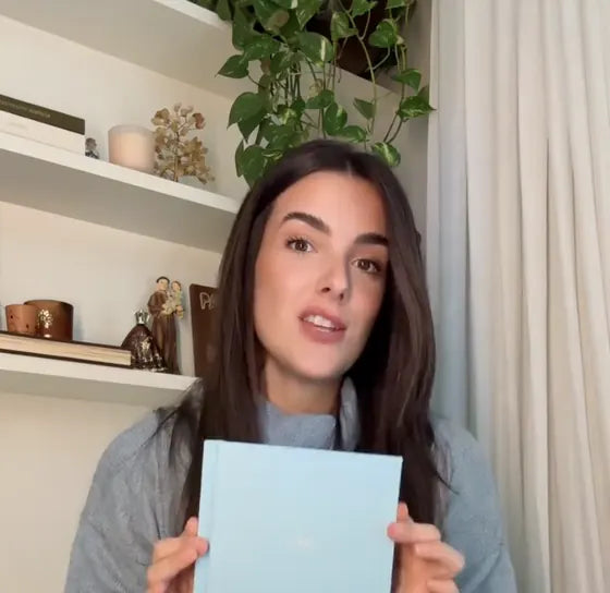 Cliente segurando um álbum azul-claro