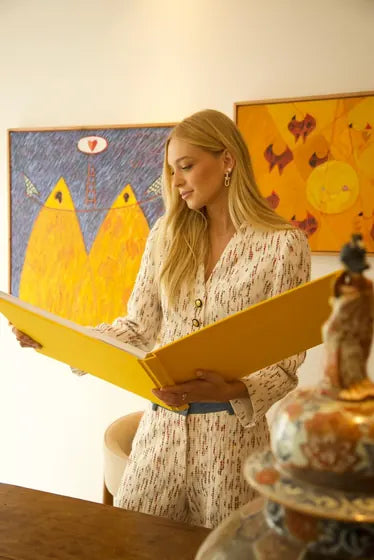 Cliente lendo um álbum de capa amarela