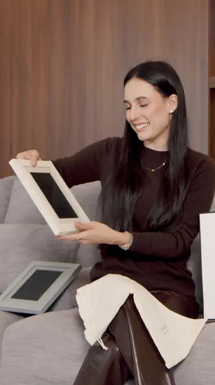 Cliente sorrindo ao abrir a caixa do álbum